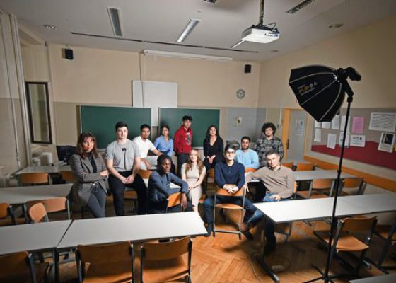 Schüler:innen der BHAK Wien 10 mit "Business-Klasse" Projektleiterin und profil-Wirtschaftsressortleiterin Marina Delcheva; Fotocredits: Alexandra Unger/profil